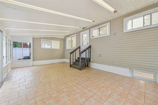 Empty room, Interior