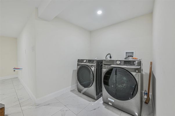 Interior, Marble, Recessed Lighting, Washer