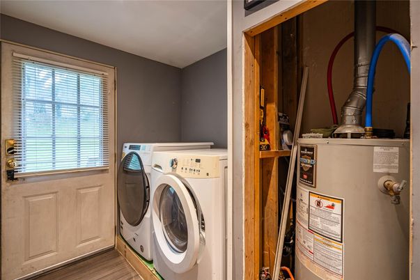 Interior, Washer, Wood Texture Flooring