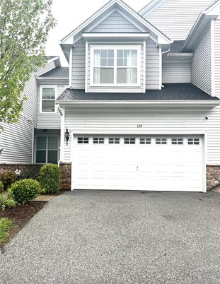 Attached, Exterior, Facade, American Craftsman