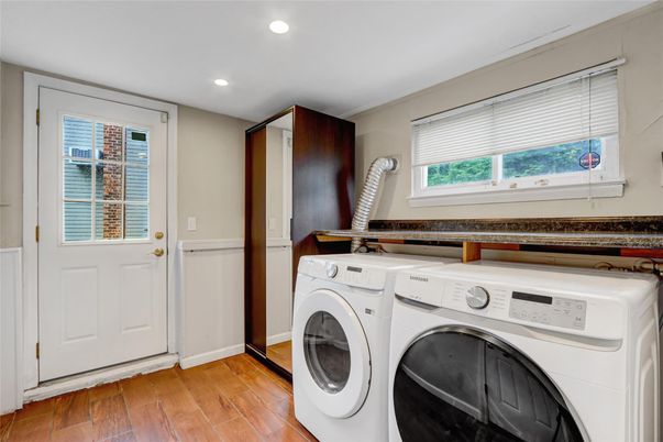 Interior, Recessed Lighting, Washer, Wood Texture Flooring