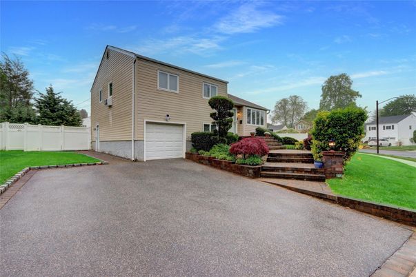 Attached, Exterior, Facade, Raised Ranch