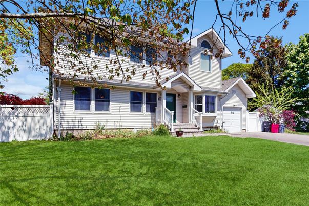 Attached, Exterior, Facade, Cape Cod