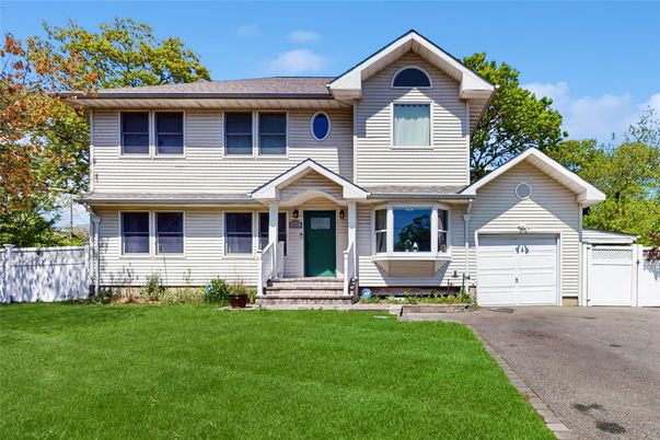 Attached, Exterior, Facade, Split Level