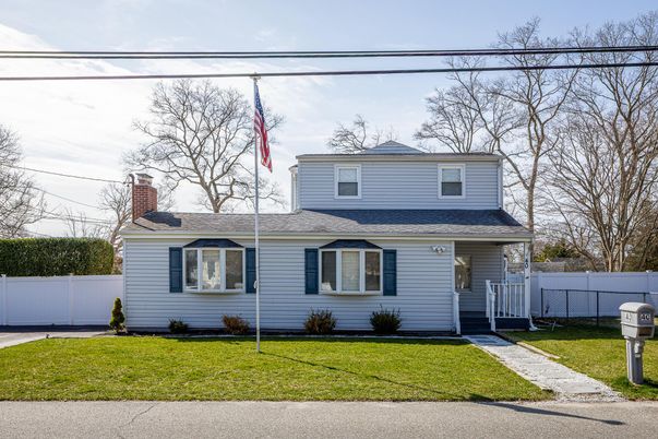 Exterior, Facade, Cape Cod
