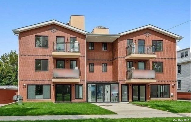 Exterior, Facade, Brick Facade, Rowhouse