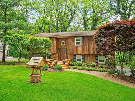 Backyard, Exterior, Facade, Brick Facade, Raised Ranch