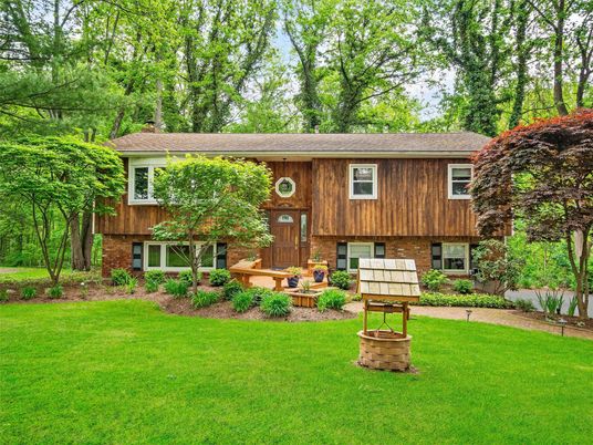 Exterior, Facade, Brick Facade, Raised Ranch