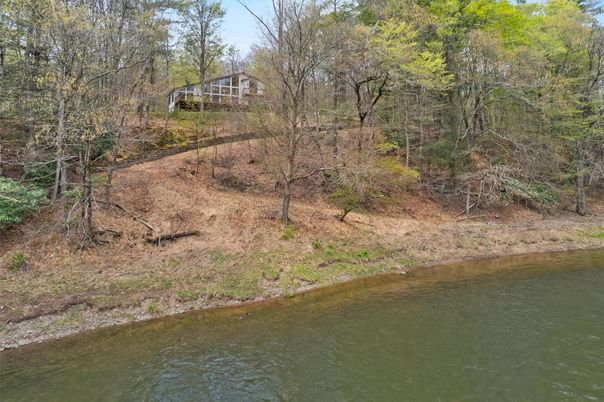 Exterior, Lake
