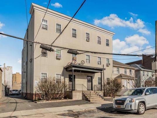 Exterior, Facade, Rowhouse