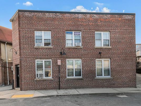 Exterior, Facade, Brick Facade, Georgian