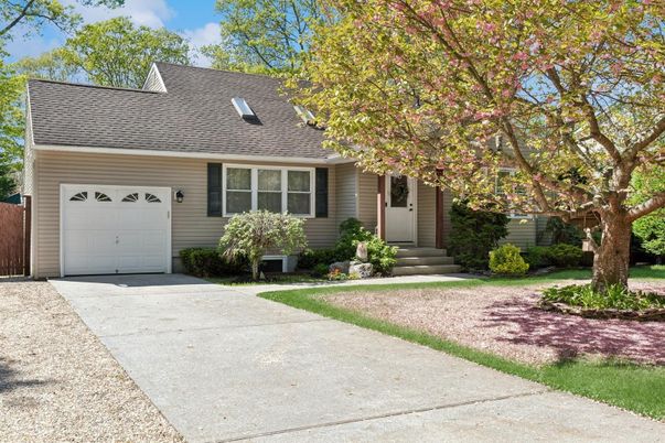 Attached, Exterior, Facade, Cape Cod