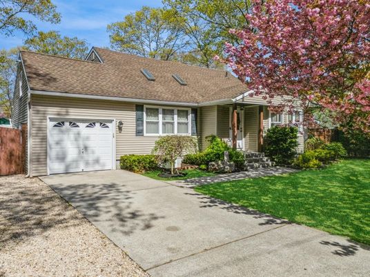 Attached, Exterior, Facade, Cape Cod
