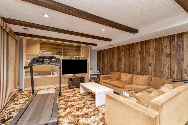 Fitness Equipment, Interior, Living room, Recessed Lighting, Wooden Beams