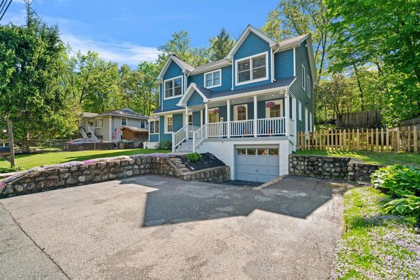 Attached, Exterior, Facade, Queen Anne Victorian