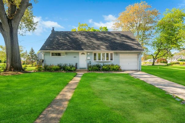 Attached, Exterior, Facade, Cape Cod