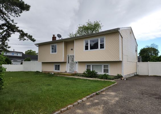 Backyard, Exterior, Facade, Raised Ranch