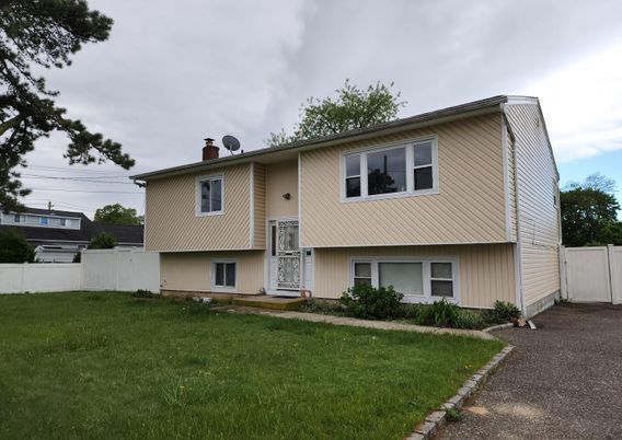 Exterior, Facade, Raised Ranch