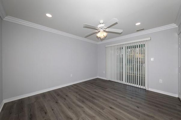 Empty room, Interior, Recessed Lighting, Wood Texture Flooring