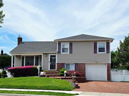 Attached, Exterior, Facade, Brick Facade, Split Level