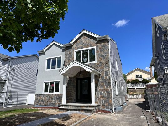 Exterior, Facade, Rowhouse
