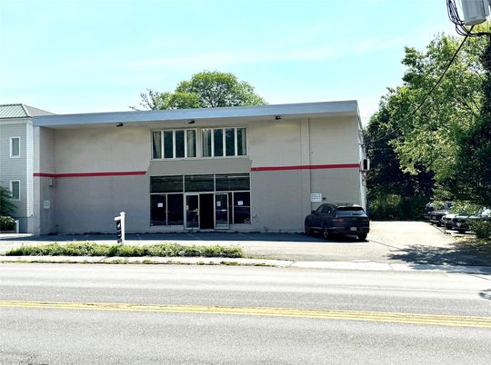 Exterior, Facade, Modern