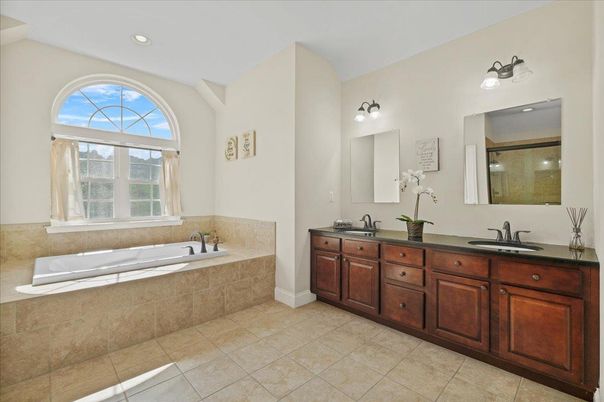 Bathroom, Dual Sink Vanities, Interior, Recessed Lighting