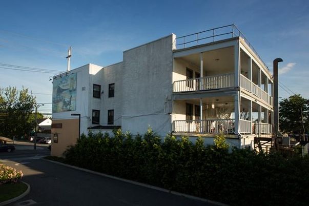 Exterior, Facade, Modern