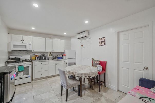 Dining room, Interior, Kitchen, Recessed Lighting