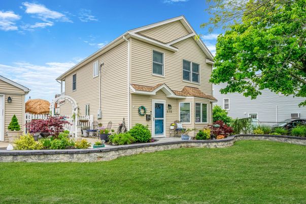 Backyard, Exterior, Facade, Queen Anne Victorian
