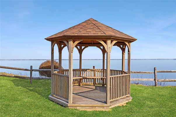 Exterior, Lake