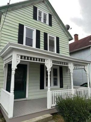 Exterior, Facade, Queen Anne Victorian