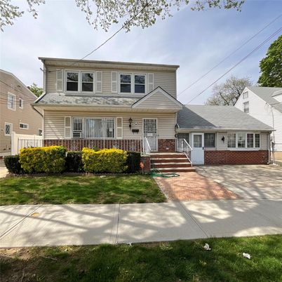 Exterior, Facade, Brick Facade, American Foursquare