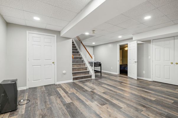 Empty room, Interior, Recessed Lighting, Wood Texture Flooring