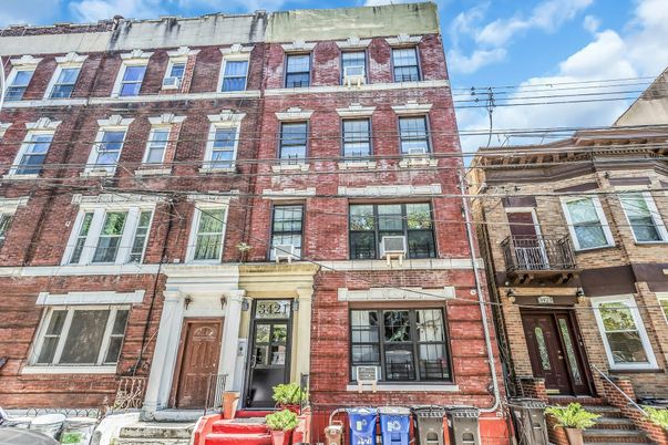 Exterior, Facade, Brick Facade, Rowhouse