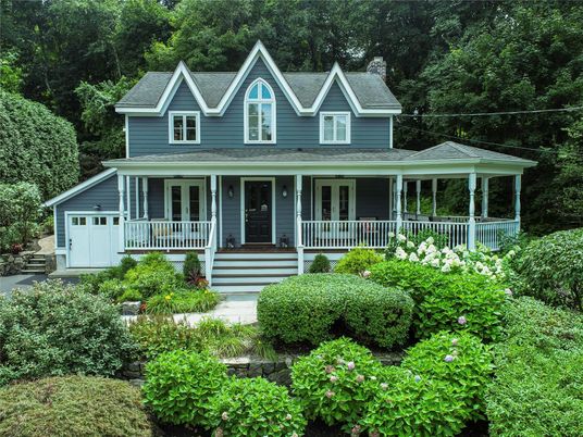 Exterior, Facade, Queen Anne Victorian