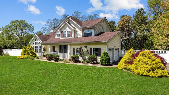 Attached, Exterior, Facade, Farmhouse