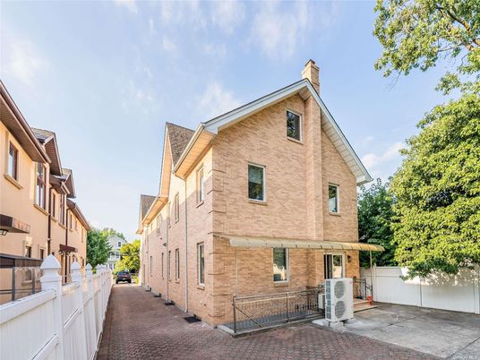Exterior, Facade, Brick Facade, Rowhouse