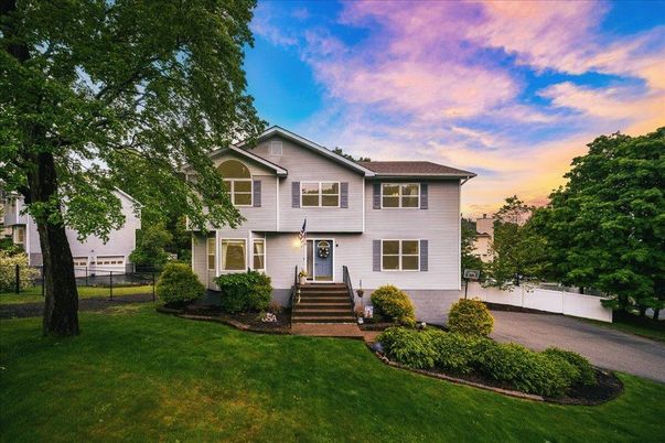 Backyard, Exterior, Facade, Split Level