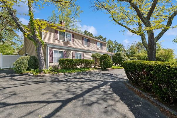Exterior, Facade, Raised Ranch