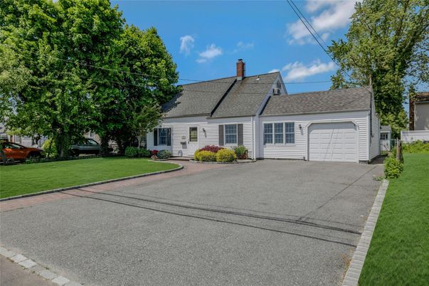 Attached, Exterior, Facade, Cape Cod