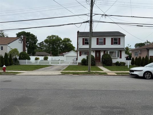 Exterior, Facade, American Foursquare