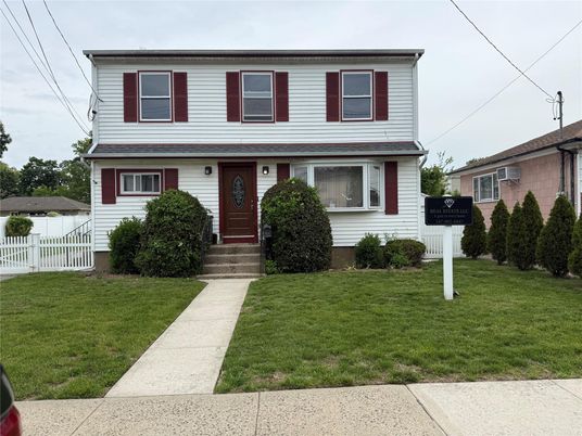 Exterior, Facade, American Foursquare