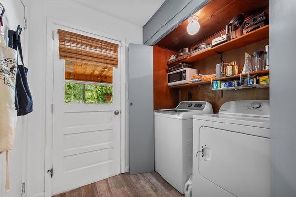 Interior, Washer, Wood Texture Flooring