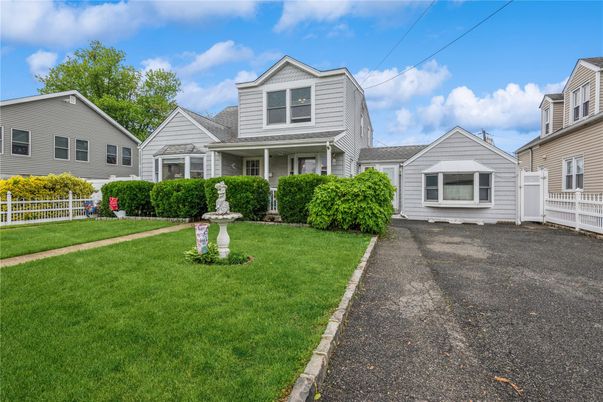 Exterior, Facade, Cape Cod