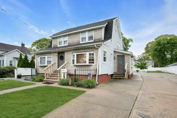 Exterior, Facade, Cape Cod