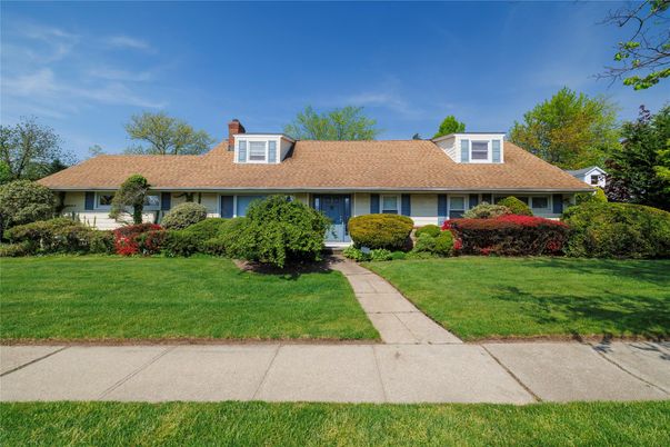 Exterior, Facade, Ranch