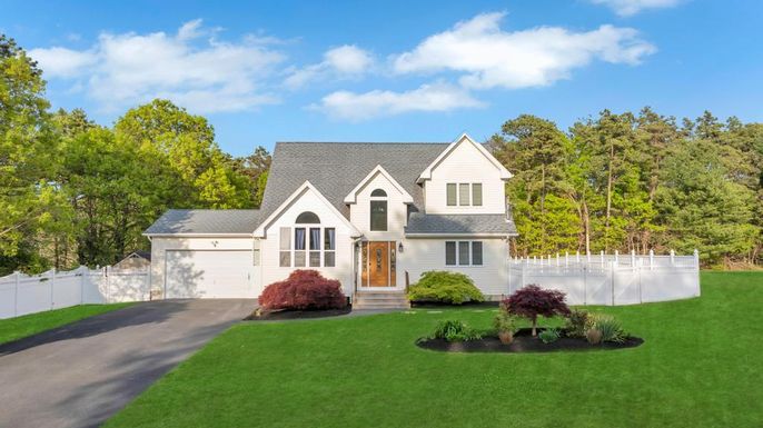 Attached, Exterior, Facade, Farmhouse