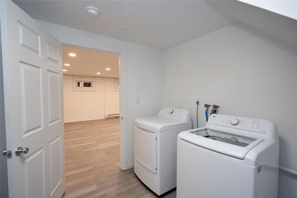 Interior, Recessed Lighting, Washer, Wood Texture Flooring