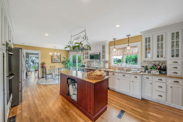 Chandelier, Dining room, Interior, Kitchen, Pendant Lights, Recessed Lighting, Wood Texture Flooring